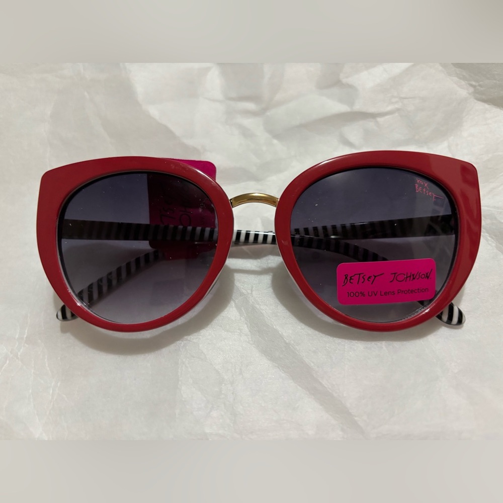 NWT Betsey Johnson Stylish Red Women’s Sunglasses